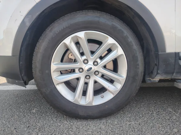 Car image 10