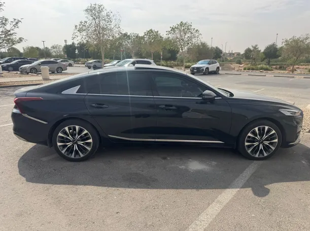 Car image 4