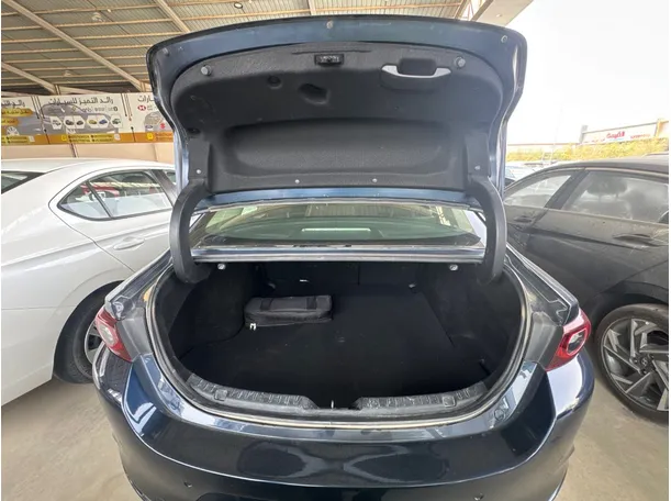 Car image 16
