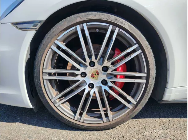 Car image 9
