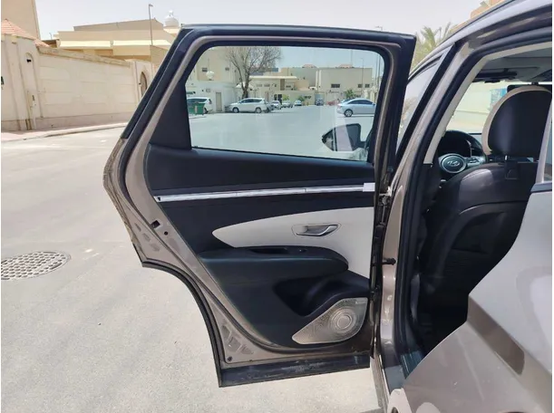 Car image 16