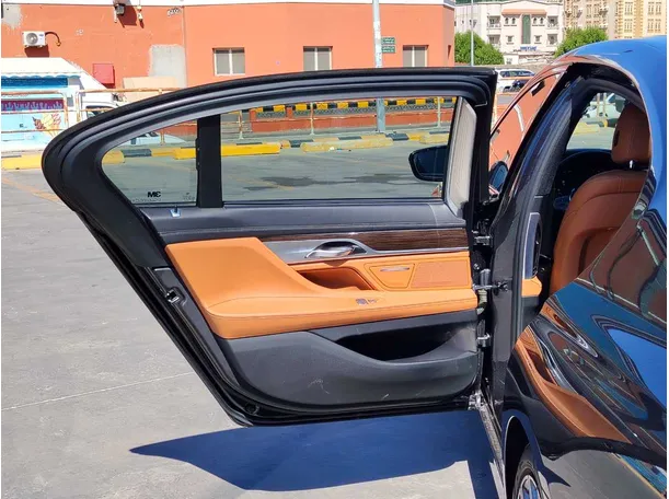 Car image 14