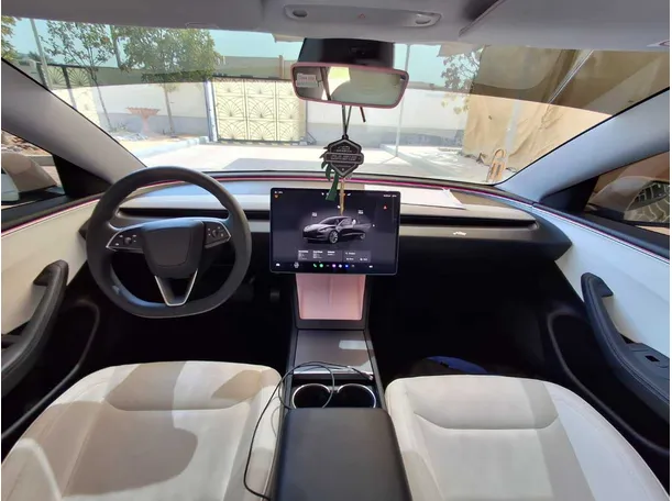 Car image 14