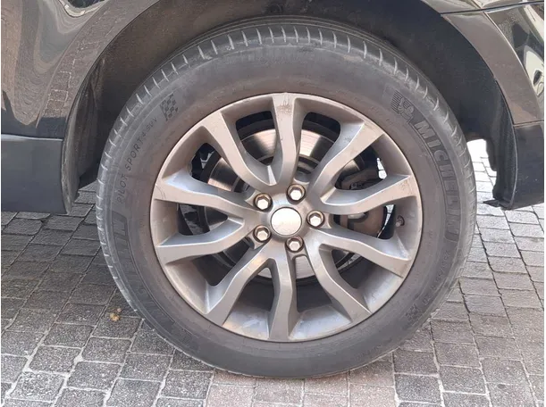 Car image 9