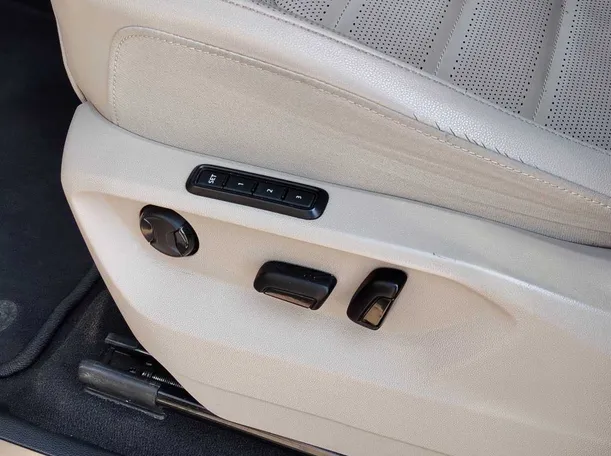 Car image 35