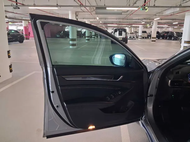 Car image 10