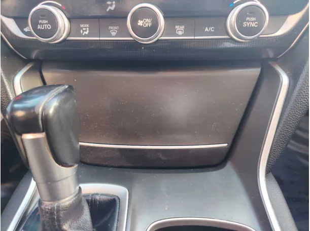 Car image 19