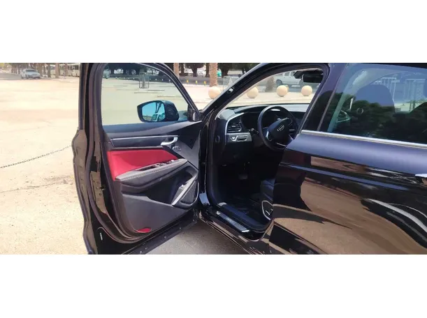 Car image 11