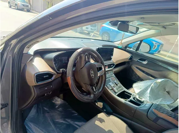 Car image 12