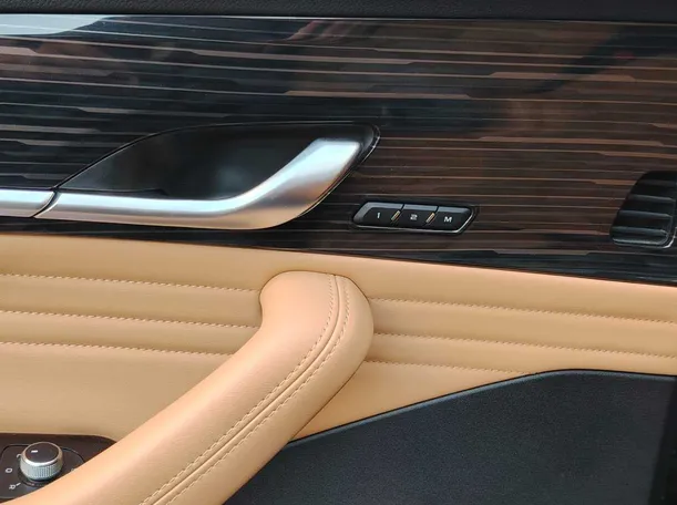Car image 30