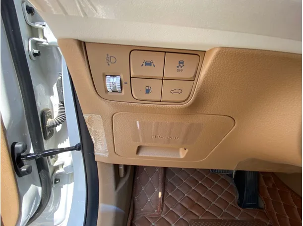 Car image 26