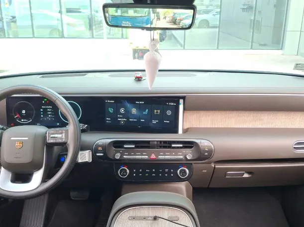 Car image 18