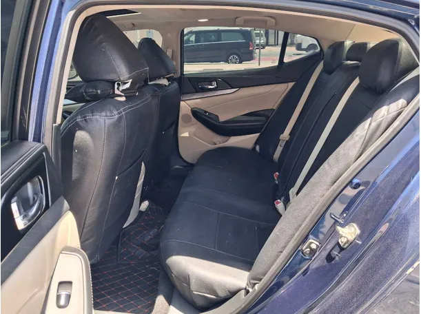 Car image 12