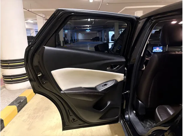 Car image 14