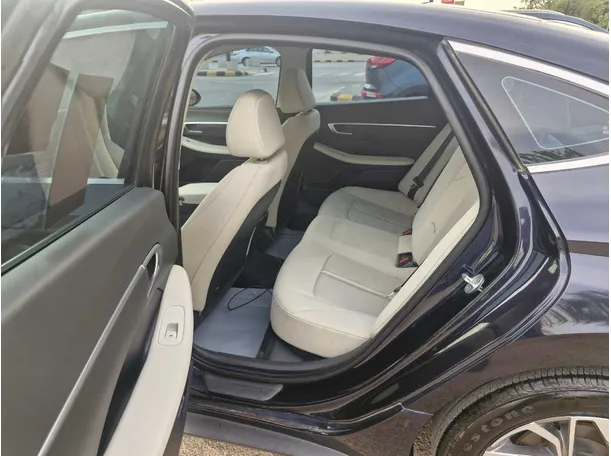Car image 14