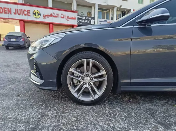Car image 9
