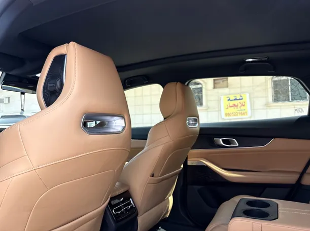 Car image 16