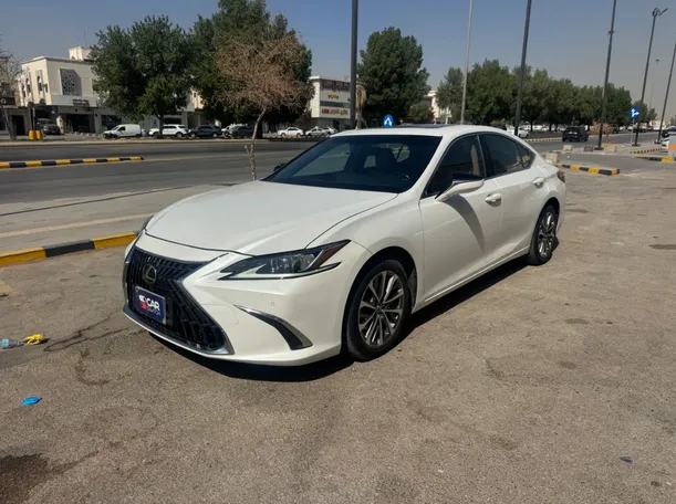 2023 Lexus ES300h in Riyadh