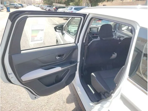 Car image 16