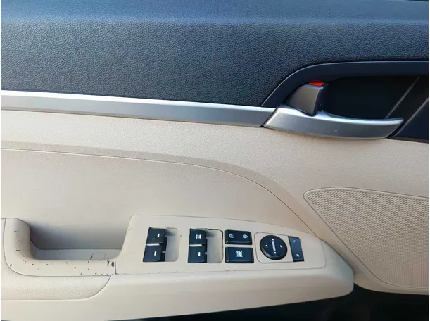 Car image 30