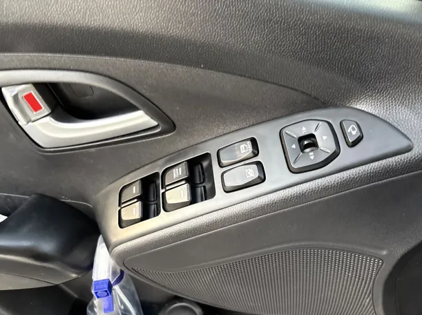 Car image 25
