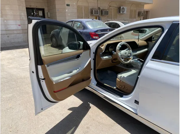 Car image 10