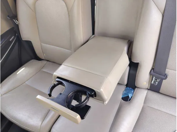 Car image 27