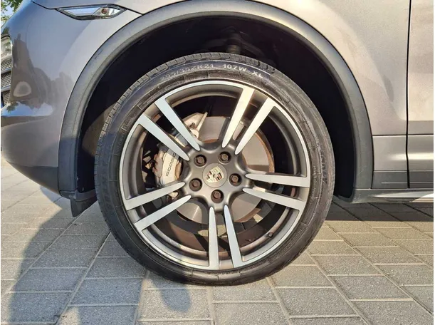 Car image 9