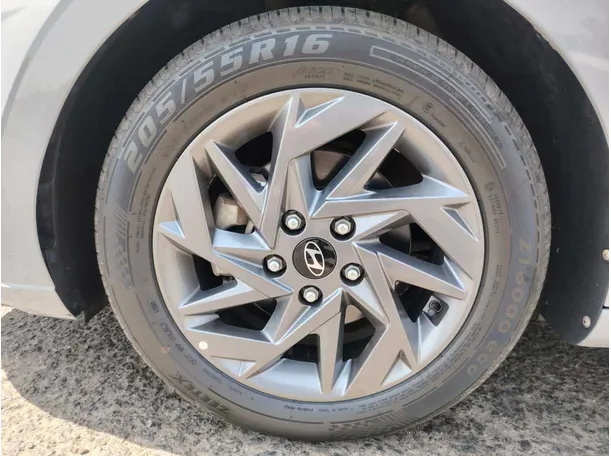 Car image 10