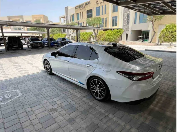 Car image 4