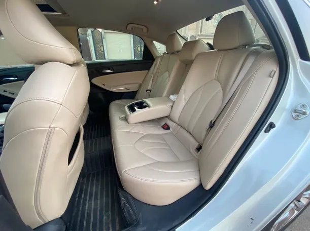 Car image 13