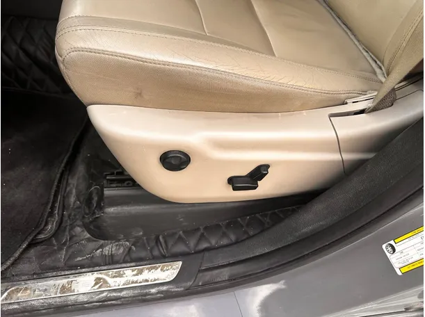 Car image 26