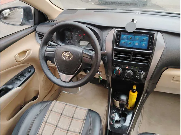 Car image 17