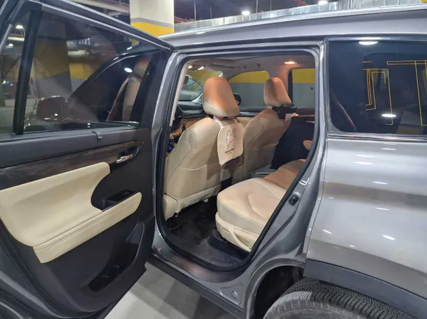 Car image 13
