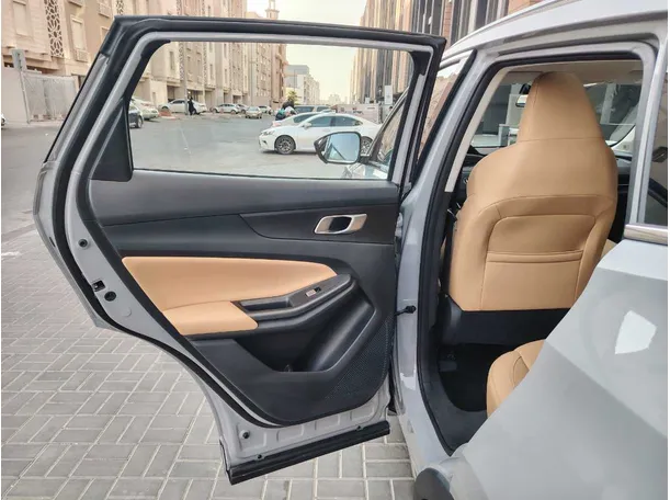 Car image 14