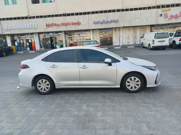 Car image 4