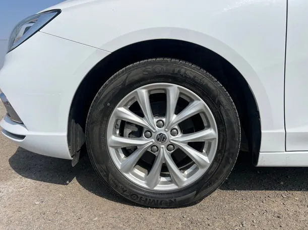 Car image 9