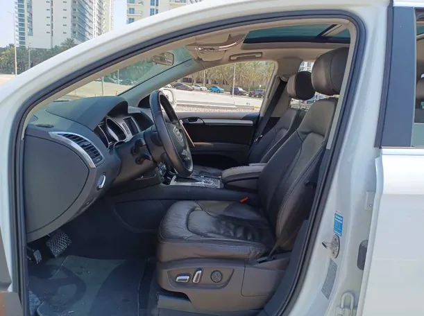 Car image 12
