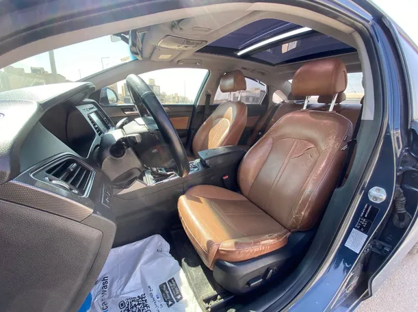 Car image 11
