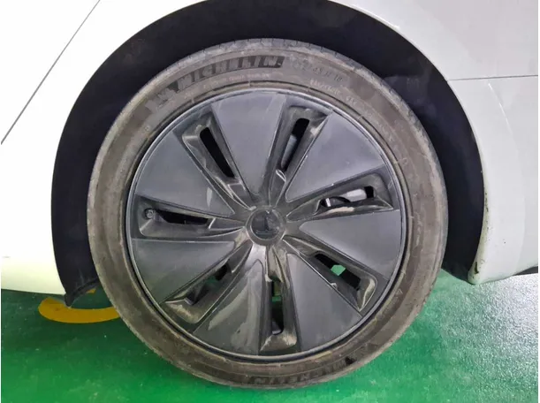 Car image 7