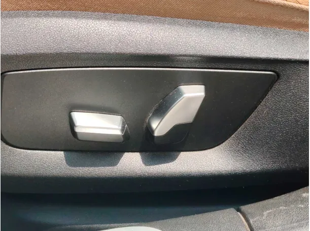Car image 33