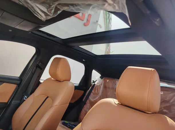 Car image 14