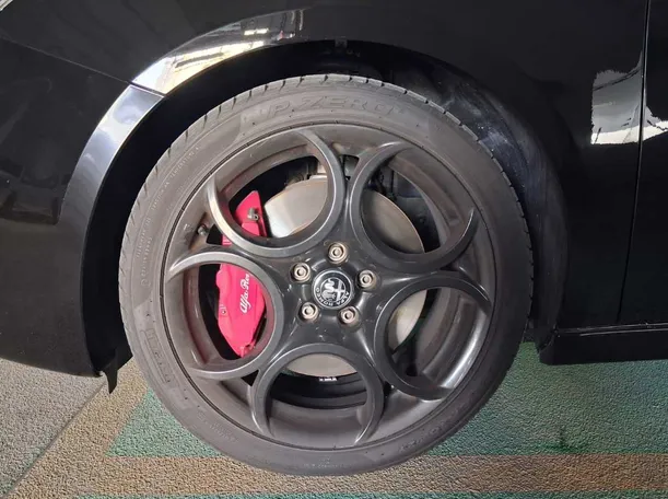 Car image 9