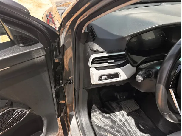 Car image 25