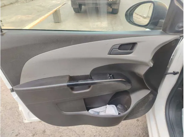 Car image 12