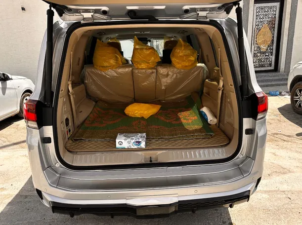 Car image 25