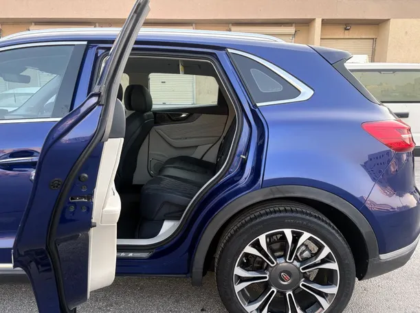 Car image 14