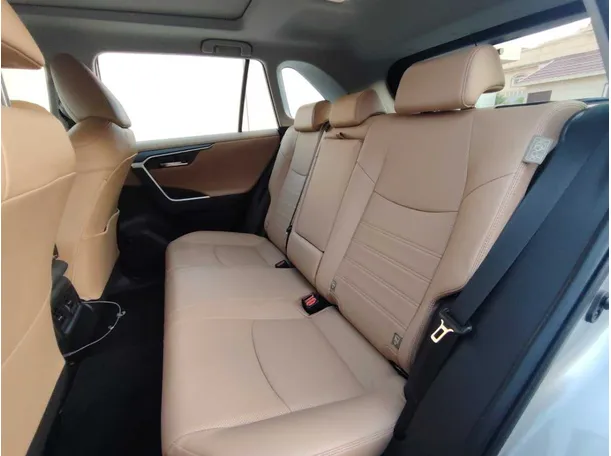 Car image 18