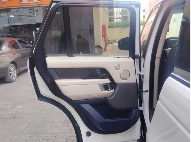 Car image 14