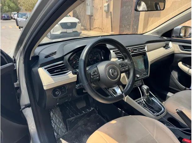 Car image 11